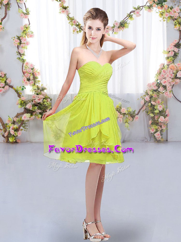 Hot Sale Yellow Green Empire Chiffon Sweetheart Sleeveless Ruffles and Ruching Knee Length Lace Up Wedding Party Dress