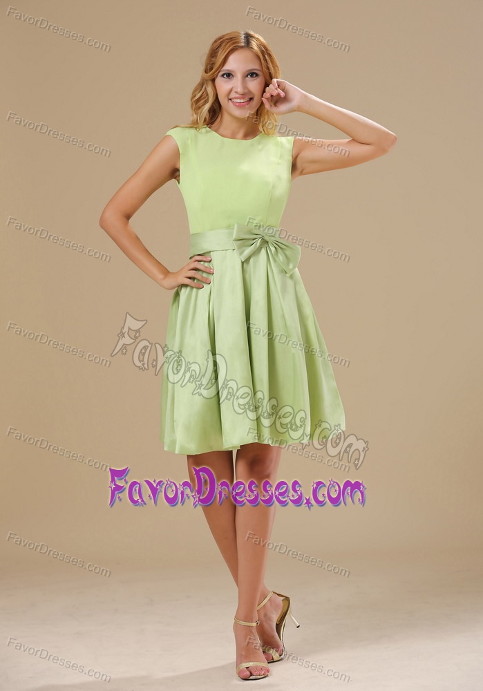 Knee-length Dama Dress for Quinceanera with Bowknot in Yellow Green