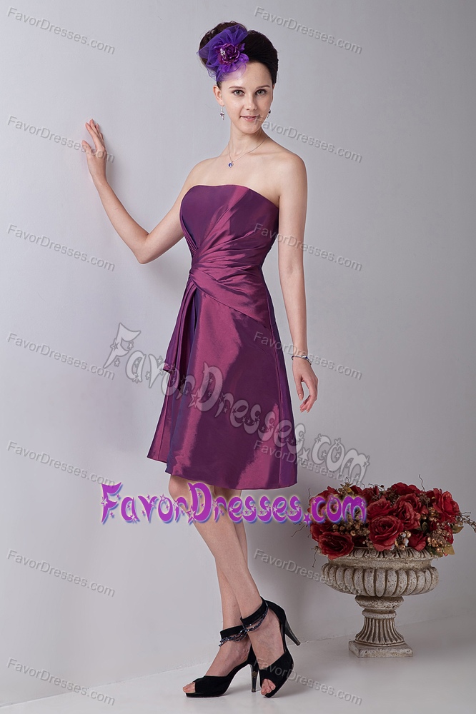 Purple Strapless Knee-length Taffeta Bridesmaid Dresses with Ruching