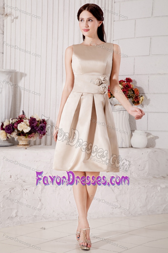 Modest Bateau Knee-length Bridesmaid Dresses Hand Flowers Made in Satin