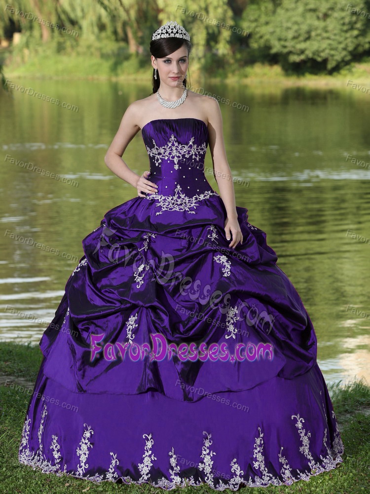 Cute Strapless Satin Sweet Sixteen Quince Dress in Purple with Embroidery