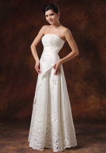 2013 Pretty Strapless Beach Wedding Dress with Lace over Skirt on Wholesale Price