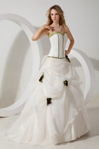 White Sweetheart Organza Wedding Dresses with Hand Made Flowers